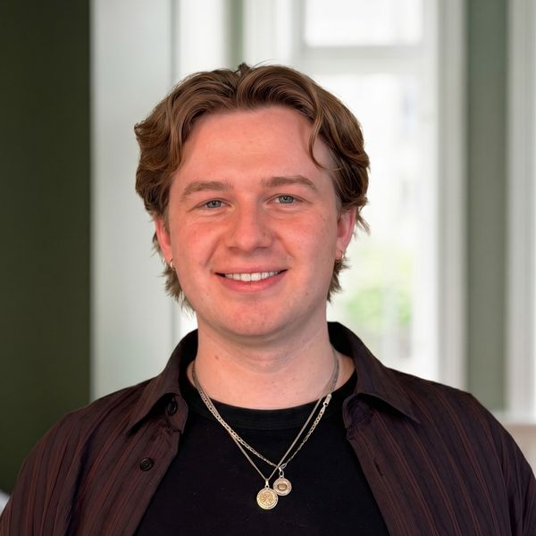 Portrett av Mikael Blomquist, Tekstforfatter